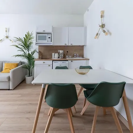 Bains Callou Situee Face Aux Thermes *