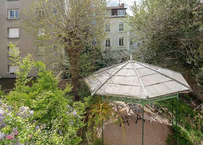 Bains Callou Situee Face Aux Thermes *