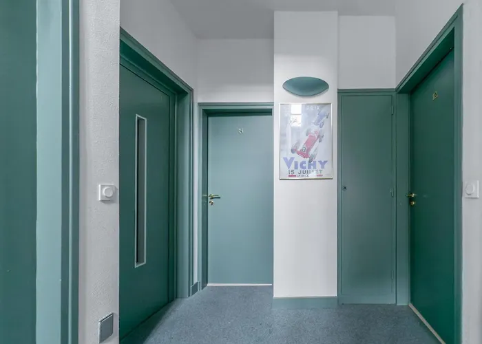 Bains Callou Situee Face Aux Thermes Vichy