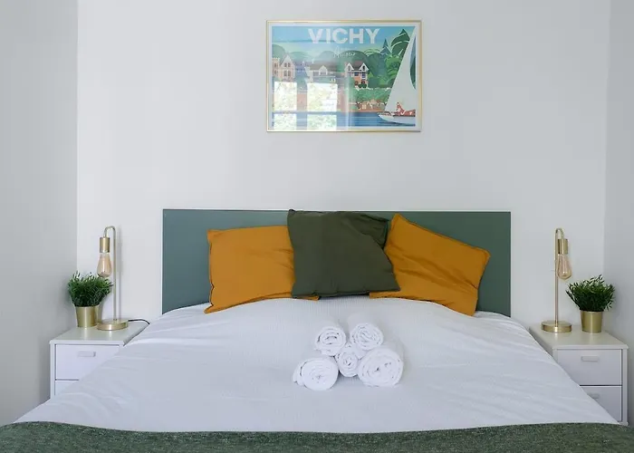 Bains Callou Situee Face Aux Thermes Vichy