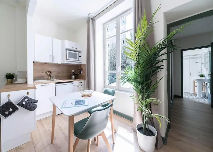 Bains Callou Situee Face Aux Thermes *