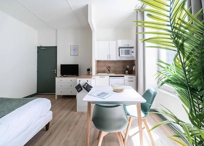 Bains Callou Situee Face Aux Thermes * Vichy